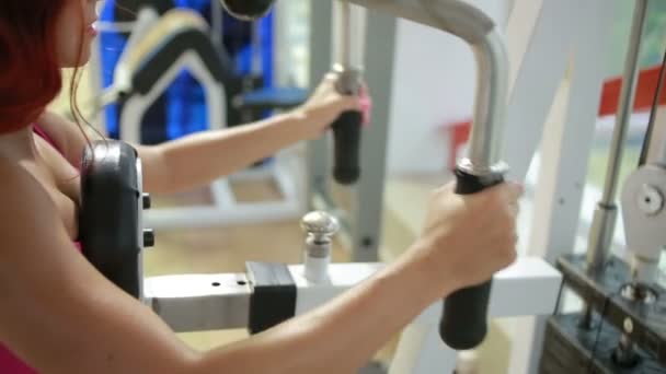 Vacker flicka tåg i gymmet. — Stockvideo