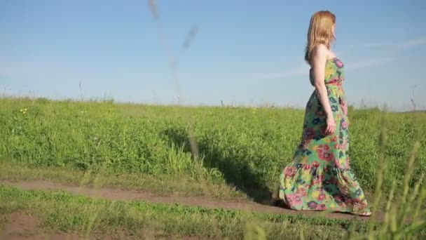 Menina vai em uma estrada rural . — Vídeo de Stock