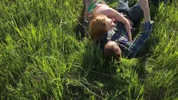 Pár a szerelem feküdt a fűben — Stock videók
