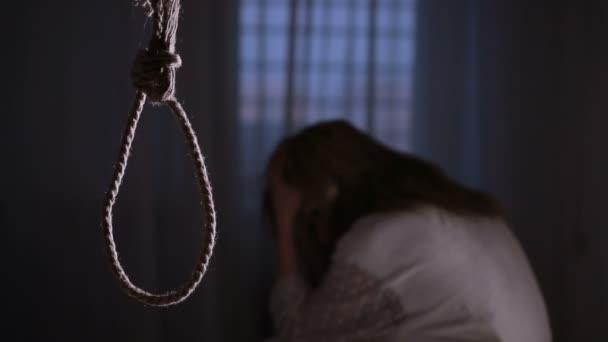 Suicide. Fille sur le fond de la boucle pour le cou . — Video