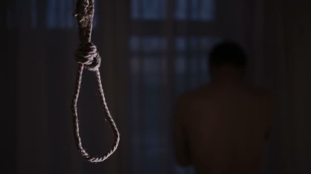 Suicide. homme sur le fond de la boucle pour le cou . — Video