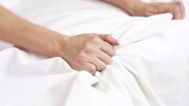 Τα χέρια της ένα ζευγάρι στο κρεβάτι. — Αρχείο Βίντεο