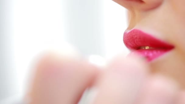 Gros plan des lèvres de la jeune femme. maquillage artiste met rouge à lèvres brosse — Video