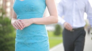 Çift, bir tarihte toplantı veren kırmızı onun güzel kız arkadaşı gül genç adam