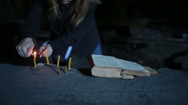 holding sihirli ritüel cadı. eski kitap ve mum. Cadılar Bayramı