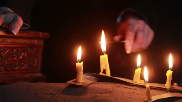 Häxan holding magiska ritualen. gammal bok och ljus. Halloween — Stockvideo