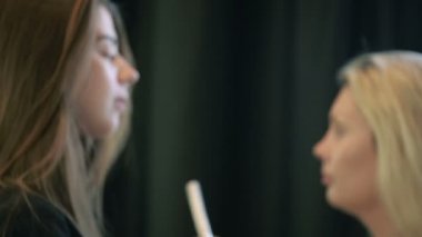 zamanında bir güzellik salonu. Makyöz ve manikür ustası. güzel kızlar