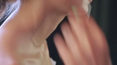 zamanında bir güzellik salonu. Makyöz ve manikür ustası. güzel kızlar