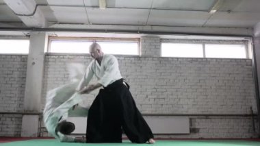 Dövüş sanatları teknikleri gösteren bir kimono sporcularda. Dövüş sanatları