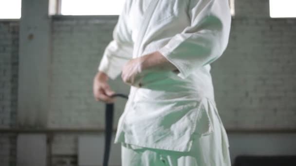 En brutal man i en kimono. — Stockvideo