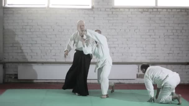 Atletas en un kimono demostrando técnicas de artes marciales. Artes marciales — Vídeos de Stock