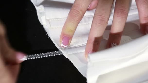 Lacage du corset dans les sous-vêtements de l'usine de fabrication. Fabrication de sous-vêtements — Video