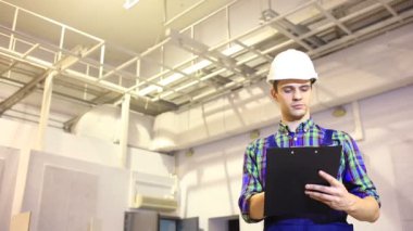 Yakışıklı mühendisi onun projede çalışan.