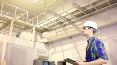 Yakışıklı mühendisi onun projede çalışan.