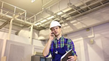 Yakışıklı mühendisi onun projede çalışan.