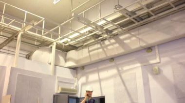 Yakışıklı mühendisi onun projede çalışan.