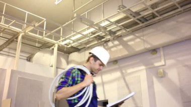 Yakışıklı mühendisi onun projede çalışan.