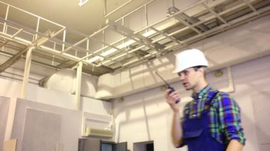 Yakışıklı mühendisi onun projede çalışan.