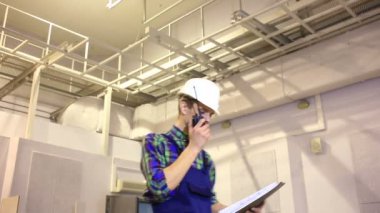 Yakışıklı mühendisi onun projede çalışan.