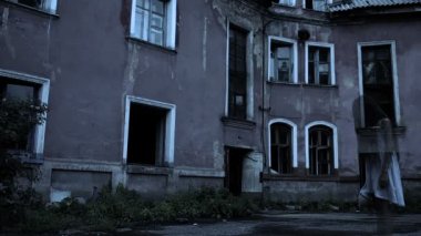 eski mansion yakınındaki uzun saçlı bir kız ruhu. Bebek hayalet