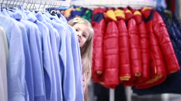 Divatos üzlet. a kislány egy ruhaüzlet. úgy dönt, egy öltöny — Stock videók