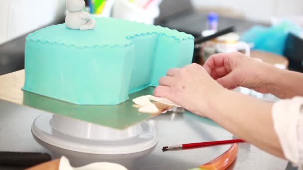 Chef decorar o bolo . — Vídeo de Stock