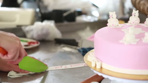 Шеф-кухар прикрасить торт . — стокове відео