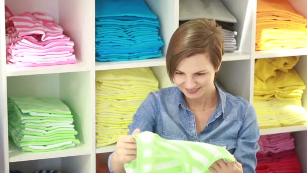 Jolie femme élégante faisant du shopping dans un magasin de vêtements — Video