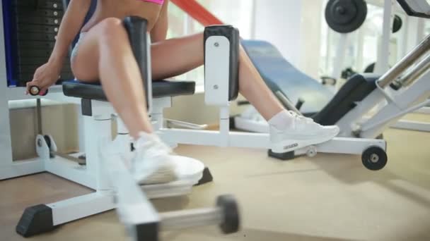 Belle fille trains dans la salle de gym . — Video