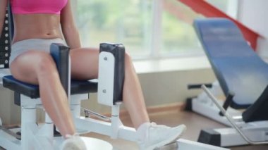 Güzel kız trenler jimnastik salonu.