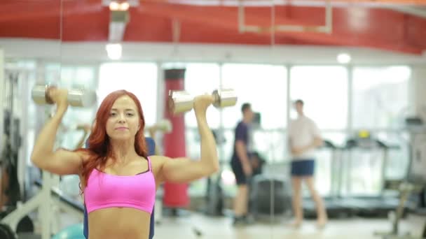 Ginásio.Menina desportiva posando com halteres — Vídeo de Stock