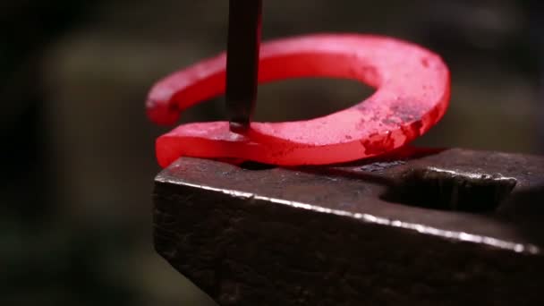 Le forgeron dans une forge forge un fer à cheval 