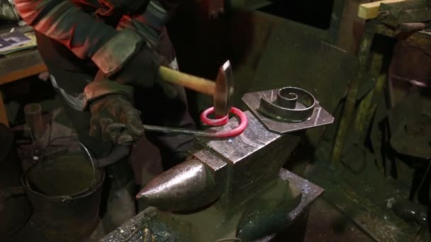 Fabbro che lavora su metallo su incudine alla fucina . — Video Stock