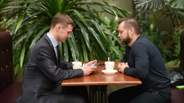 Bonitos dois empresários têm uma reunião no café — Vídeo de Stock