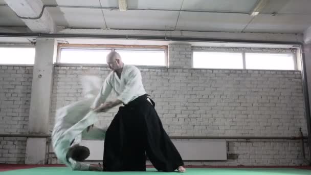 Sportovci v kimonu demonstrovat technik bojových umění. bojová umění — Stock video