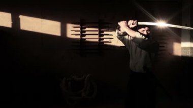 Spor salonunda kılıçla Aikido avcı