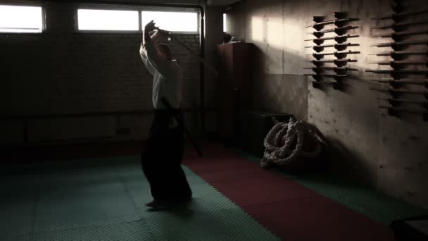 Aikido bojovník s mečem u sportovní haly — Stock video