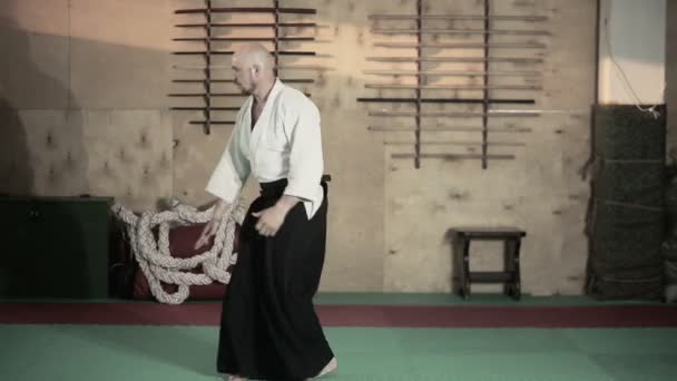 Artes marciais Mestre em hakama preto — Vídeo de Stock