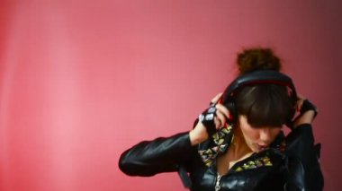 Bir dj gibi seksi güzel kız. kulaklık ile dans kadın