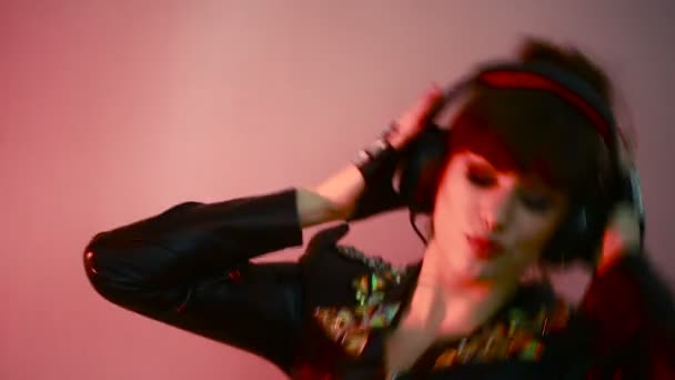 Hermosa chica caliente como un dj. mujer bailando con auriculares — Vídeos de Stock