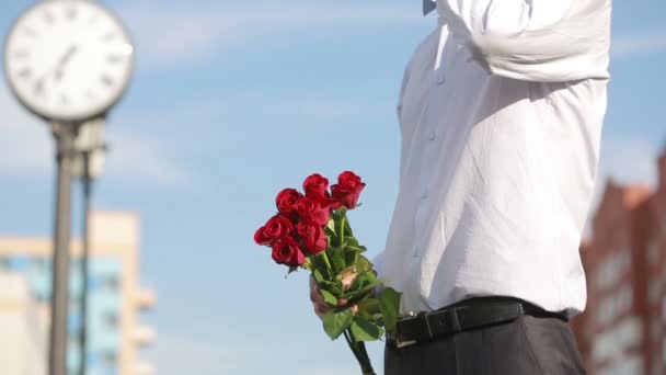 Hombre guapo esperando a una mujer. Mira a su alrededor. preocupado — Vídeos de Stock