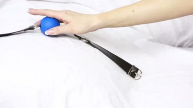 Fetiş bdsm gag kadın elinde. seks oyuncakları. sayfaları