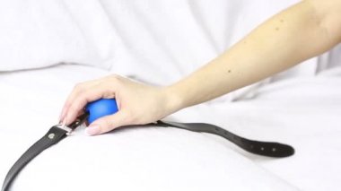 Fetiş bdsm gag kadın elinde. seks oyuncakları. sayfaları