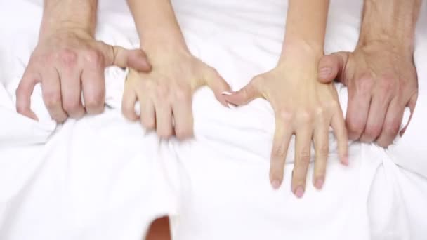Руки пары в постели . — стоковое видео