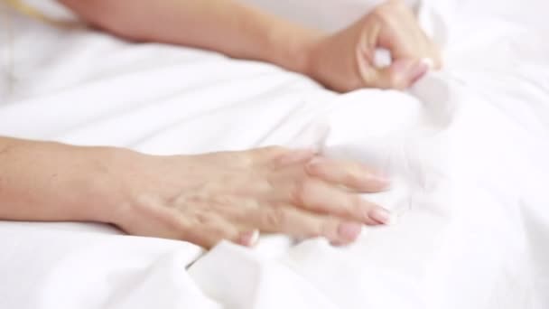 Hands of a couple in bed. — Stock Video