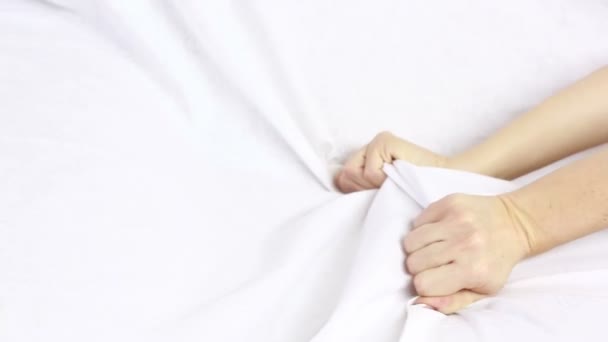 Mãos de um casal na cama . — Vídeo de Stock