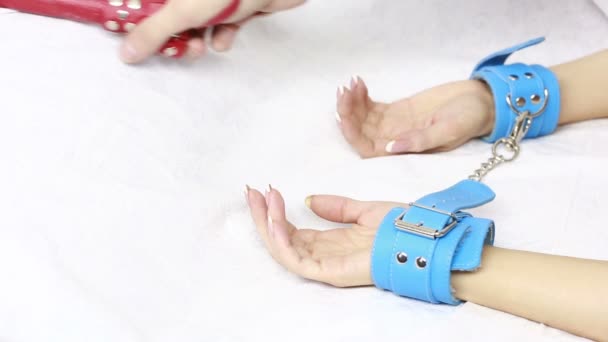Mãos femininas com algemas de couro. brinquedos sexuais . — Vídeo de Stock