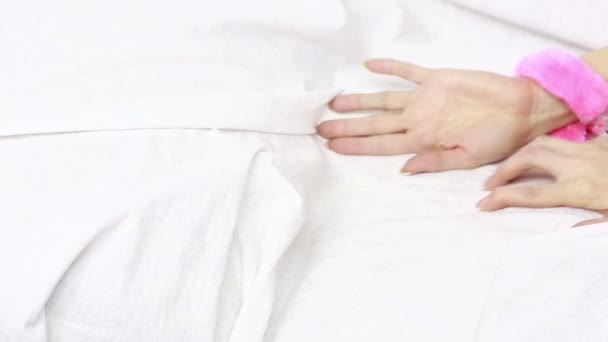 Γυναικεία χέρια με χειροπέδες δέρμα. Ερωτικά Βοηθήματα. — Αρχείο Βίντεο