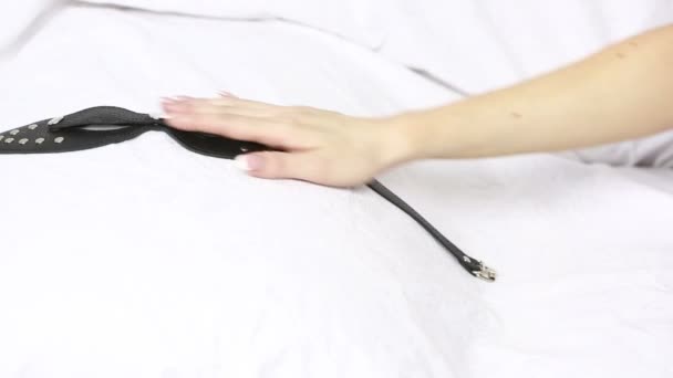 Γυναικείο χέρι παίρνει φετίχ μάσκα. Ερωτικά Βοηθήματα. λευκά σεντόνια — Αρχείο Βίντεο