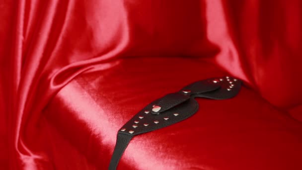 Weibliche Hand nimmt Fetischmaske. Sexspielzeug. rotes Tuch — Stockvideo